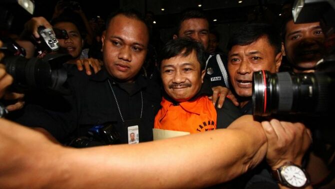 Kepala SKK Migas Rudi Rubiandini ditahan KPK seusai menjalani pemeriksaan selama lebih dari sepuluh jam di Gedung KPK di Jakarta, Rabu (14/8). Dari operasi tangkap tangan ini, KPK mengamankan barang bukti awal dugaan suap berupa uang 400.000 dolar Amerika Serikat atau sekitar Rp 4,1 miliar. BeritaSatu Photo/SP-Ruht Semiono