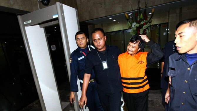Kepala SKK Migas Rudi Rubiandini ditahan KPK seusai menjalani pemeriksaan selama lebih dari sepuluh jam di Gedung KPK di Jakarta, Rabu (14/8). Dari operasi tangkap tangan ini, KPK mengamankan barang bukti awal dugaan suap berupa uang 400.000 dolar Amerika Serikat atau sekitar Rp 4,1 miliar. BeritaSatu Photo/SP-Ruht Semiono