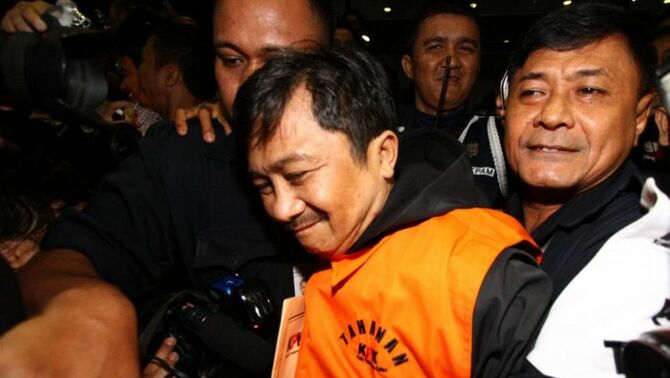 Kepala SKK Migas Rudi Rubiandini ditahan KPK seusai menjalani pemeriksaan selama lebih dari sepuluh jam di Gedung KPK di Jakarta, Rabu (14/8). Dari operasi tangkap tangan ini, KPK mengamankan barang bukti awal dugaan suap berupa uang 400.000 dolar Amerika Serikat atau sekitar Rp 4,1 miliar. BeritaSatu Photo/SP-Ruht Semiono