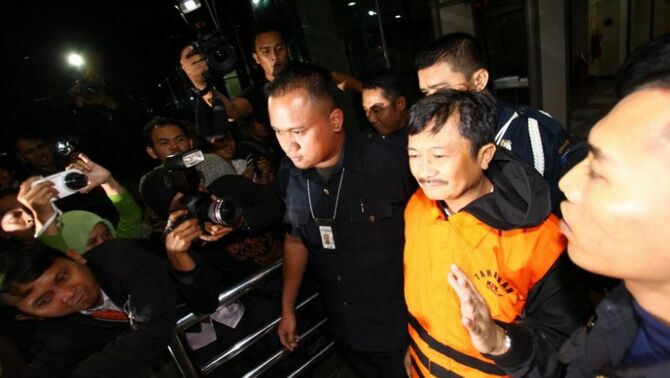 Kepala SKK Migas Rudi Rubiandini ditahan KPK seusai menjalani pemeriksaan selama lebih dari sepuluh jam di Gedung KPK di Jakarta, Rabu (14/8). Dari operasi tangkap tangan ini, KPK mengamankan barang bukti awal dugaan suap berupa uang 400.000 dolar Amerika Serikat atau sekitar Rp 4,1 miliar. BeritaSatu Photo/SP-Ruht Semiono