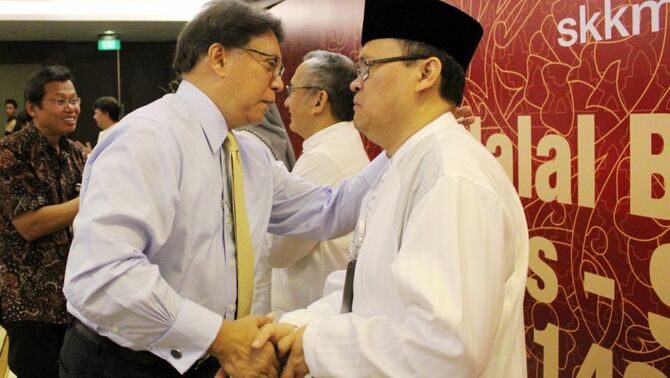 Direktur Business Banking PT Bank Negara Indonesia (Persero) Tbk Krishna Suparto menyalami Deputi Pengendalian Keuangan SKK Migas Akhmad Syakhroza di sela acara halal bihalal SKK Migas dan Mitra Kerja di Jakarta, Rabu (14/8). FOTO: BeritaSatu Photo/ID-EMRAL FIRDIANSYAH


