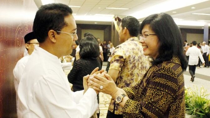 Direktur Utama PT Pertamina (Persero) Karen Agustiawan menyalami Sekretaris SKK Migas Gde Pradnyana di sela acara halal bihalal SKK Migas dan Mitra Kerja di Jakarta, Rabu (14/8).  FOTO: BeritaSatu Photo/ID-EMRAL FIRDIANSYAH

