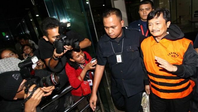 Kepala SKK Migas Rudi Rubiandini ditahan KPK seusai menjalani pemeriksaan selama lebih dari sepuluh jam di Gedung KPK di Jakarta, Rabu (14/8). Dari operasi tangkap tangan ini, KPK mengamankan barang bukti awal dugaan suap berupa uang 400.000 dolar Amerika Serikat atau sekitar Rp 4,1 miliar. BeritaSatu Photo/SP-Ruht Semiono
