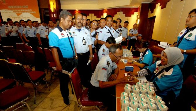 Sejumlah staf Direktorat Jenderal Pemasyarakatan (Ditjenpas) menjalani tes urin seusai diberikan pengarahan umum Menteri Hukum dan Ham Amir Syamsudin dan Wakil Menteri Hukum dan Ham Denny Indrayana di kantor Kementerian Hukum dan Ham di Jakarta, Kamis (15/8). BeritaSatu Photo/SP-Ruht Semiono
