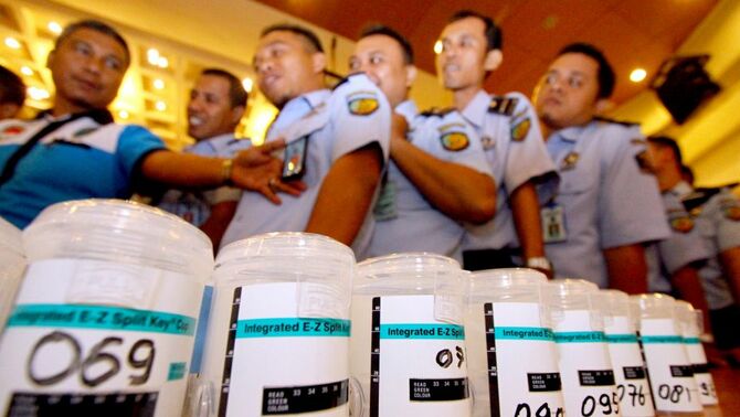 Sejumlah staf Direktorat Jenderal Pemasyarakatan (Ditjenpas) menjalani tes urin seusai diberikan pengarahan umum Menteri Hukum dan Ham Amir Syamsudin dan Wakil Menteri Hukum dan Ham Denny Indrayana di kantor Kementerian Hukum dan Ham di Jakarta, Kamis (15/8). BeritaSatu Photo/SP-Ruht Semiono