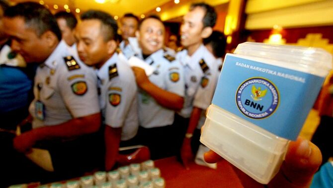 Sejumlah staf Direktorat Jenderal Pemasyarakatan (Ditjenpas) menjalani tes urin seusai diberikan pengarahan umum Menteri Hukum dan Ham Amir Syamsudin dan Wakil Menteri Hukum dan Ham Denny Indrayana di kantor Kementerian Hukum dan Ham di Jakarta, Kamis (15/8). BeritaSatu Photo/SP-Ruht Semiono
