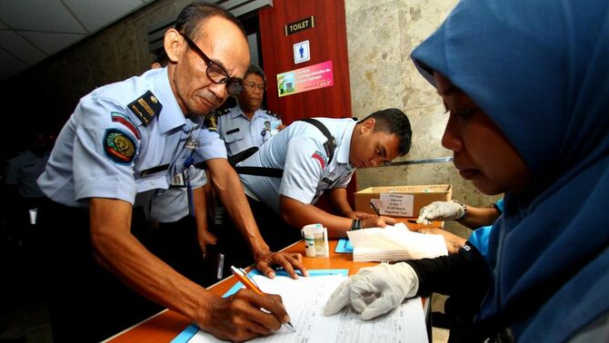 Sejumlah staf Direktorat Jenderal Pemasyarakatan (Ditjenpas) menjalani tes urin seusai diberikan pengarahan umum Menteri Hukum dan Ham Amir Syamsudin dan Wakil Menteri Hukum dan Ham Denny Indrayana di kantor Kementerian Hukum dan Ham di Jakarta, Kamis (15/8). BeritaSatu Photo/SP-Ruht Semiono