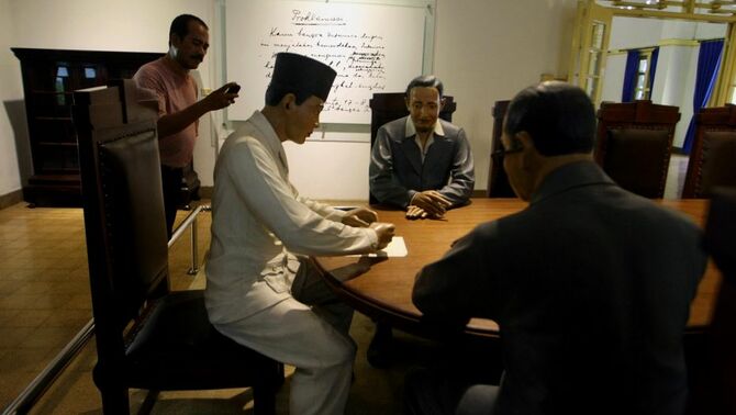 Seorang pengunjung mengamati diorama di Museum Perumusan Naskah Proklamasi di Jalan Imam Bonjol, Jakarta, Kamis (15/8). Kediaman yang menjadi tempat perumusan naskah Proklamasi yang kini menjadi museum Perumusan Naskah Proklamasi tersebut dulunya merupakan kediaman seorang perwira Jepang Laksamana Muda Tadashi Maeda. SP/Joanito De Saojoao