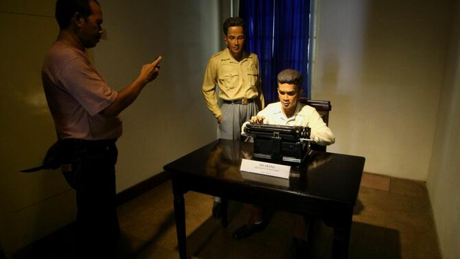 Seorang pengunjung mengamati diorama di ruang pengetikn naskah Proklamasi, di Museum Perumusan Naskah Proklamasi di Jalan Imam Bonjol, Jakarta, Kamis (15/8). Kediaman yang menjadi tempat perumusan naskah Proklamasi yang kini menjadi museum Perumusan Naskah Proklamasi tersebut dulunya merupakan kediaman seorang perwira Jepang Laksamana Muda Tadashi Maeda. SP/Joanito De Saojoao