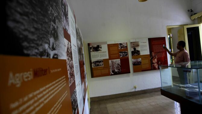 Seorang pengunjung mengamati diorama di Museum Perumusan Naskah Proklamasi di Jalan Imam Bonjol, Jakarta, Kamis (15/8). Kediaman yang menjadi tempat perumusan naskah Proklamasi yang kini menjadi museum Perumusan Naskah Proklamasi tersebut dulunya merupakan kediaman seorang perwira Jepang Laksamana Muda Tadashi Maeda. SP/Joanito De Saojoao