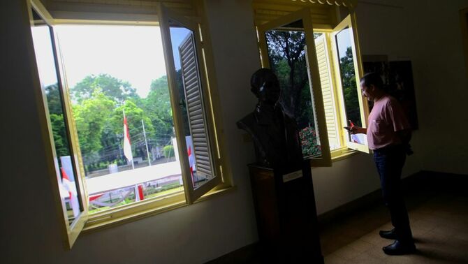 Seorang pengunjung mengamati diorama di ruang perumusan naskah Proklamasi, di Museum Perumusan Naskah Proklamasi di Jalan Imam Bonjol, Jakarta, Kamis (15/8). Kediaman yang menjadi tempat perumusan naskah Proklamasi yang kini menjadi museum Perumusan Naskah Proklamasi tersebut dulunya merupakan kediaman seorang perwira Jepang Laksamana Muda Tadashi Maeda. SP/Joanito De Saojoao
