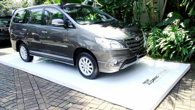 PT Toyota Astra Motor (TAM) resmi menghadirkan New Kijang Innova untuk pasar nasional di Jakarta, Senin (19/8). MPV anyar ini mendapat penyegaran baik dari sisi tampilan maupun segi keamanannya. Selain perubahan desain, mobil tujuh penumpang ini juga mendapat revisi harga. Toyota membanderol Rp1,8 sampai 4,7 juta lebih tinggi dibanding varian sebelumnya.