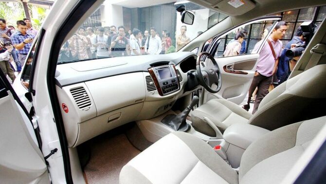Interior New Kijang Innova dari bangku penumpang depan