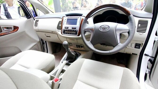 Interior dari sisi ruang kemudi New Kijang Innova