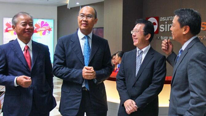 Presiden Direktur PT Asuransi Jiwa Sinarmas MSIG (Sinarmas MSIG Life) Johnson Chai (kedua dari kiri) berbincang dengan jajaran direksi usai membuka SMiLe Academy Traning Centre dan Launching SMiLe Education di Roxy Square Jakarta Barat.