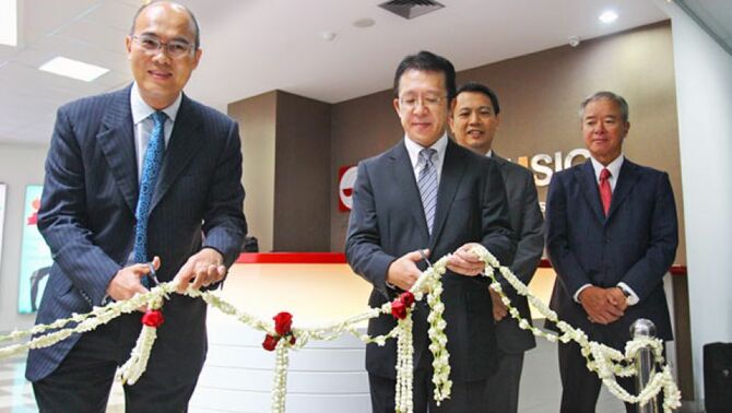 Presiden Direktur PT Asuransi Jiwa Sinarmas MSIG (Sinarmas MSIG Life) Johnson Chai (kiri) dan Direktur Sinarmas MSIG Life Hirofumi Koyanagi mengunting pita bersama tanda dibukanya SMiLe Academy Traning Centre dan Launching SMiLe Education di Roxy Square Jakarta.