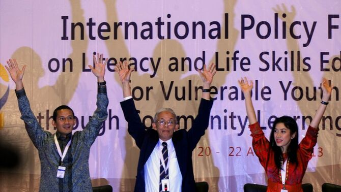 Perintis Rumah Pintar Siti Rubi Aliya Rajasa (kanan), dan CEO Saratoga Group Sandiaga Uno (kiri) menjadi pembicara dalam acara Forum Kebijakan Internasional tentang Melek Huruf dan Pendidikan Kecakapan Hidup untuk Remaja Rentan Melalui Komunitas Pusat Belajar, bersama moderator Ketua Komisi Nasional Indonesia untuk United Nations Educational, Scientific and Cultural Organization (Unesco) Arief Rahman (tengah),    di Mercure Hotel, Ancol, Jakarta, Selasa (20/8). SP/Joanito De Saojoao