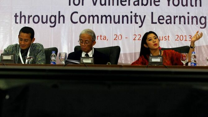 Perintis Rumah Pintar Siti Rubi Aliya Rajasa (kanan), dan CEO Saratoga Group Sandiaga Uno (kiri) menjadi pembicara dalam acara Forum Kebijakan Internasional tentang Melek Huruf dan Pendidikan Kecakapan Hidup untuk Remaja Rentan Melalui Komunitas Pusat Belajar, bersama moderator Ketua Komisi Nasional Indonesia untuk United Nations Educational, Scientific and Cultural Organization (Unesco) Arief Rahman (tengah), di Mercure Hotel, Ancol, Jakarta, Selasa (20/8). SP/Joanito De Saojoao