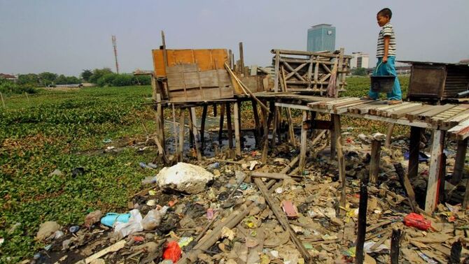 Seorang anak mengambil air di MCK (mandi cuci kakus) yang tidak layak di tepi waduk Ria Rio, Pedongkelan, Pulo Gadung, Jakarta Timur, Selasa (20/8). SP/Joanito De Saojoao