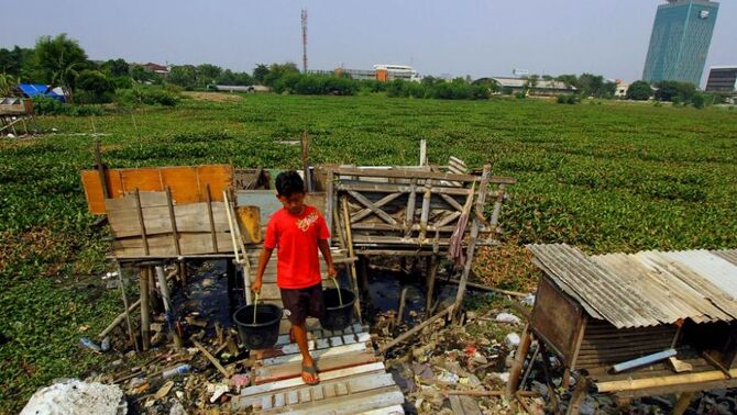 Seorang anak mengambil air di MCK (mandi cuci kakus) yang tidak layak di tepi waduk Ria Rio, Pedongkelan, Pulo Gadung, Jakarta Timur, Selasa (20/8). SP/Joanito De Saojoao