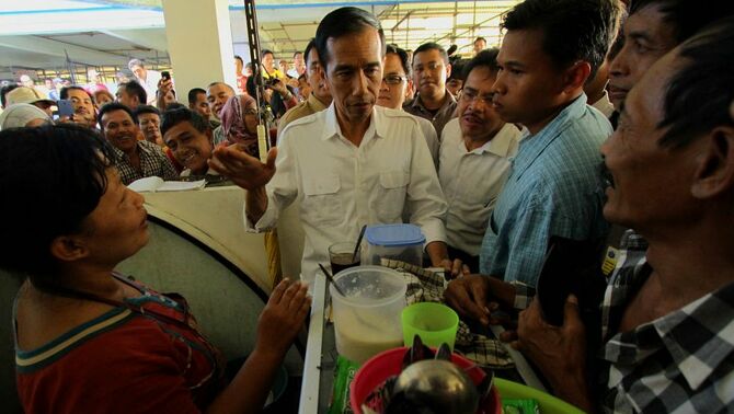 Gubernur DKI Jakarta Joko Widodo berdialog dengan pedagang yang sudah menempati Blok G  saat meninjau proses penyelesaian pembangunan Blok G, Pasar Tanah Abang, Jakarta, Selasa (20/8). SP/Joanito De Saojoao