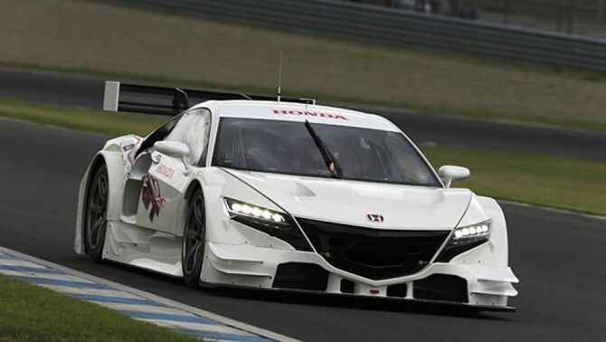 Honda NSX Concept-GT saat melaju di lintasan sirkuit. Honda telah meluncurkan NSX CONCEPT-GT pada 16 Agustus 2013 di Tokyo Jepang. Mesin balap ini dirancang khusus untuk masuk di kelas GT500 pada SUPER GT 2014 Series Putaran 5 di Sirkuit Suzuka.