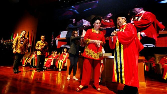 Menteri Kesehatan Nafsiah Mboi dan  Rektor UPH Jonathan L. Parapak berbincang seusai memberikan paparan pada acara pembukaan UPH Festival 20 dihadapan mahasiswa dan mahasiswa baru di Universitas Pelita Harapan, Karawaci, Kamis (22/8).BeritaSatu Photo/SP-Ruht Semiono 