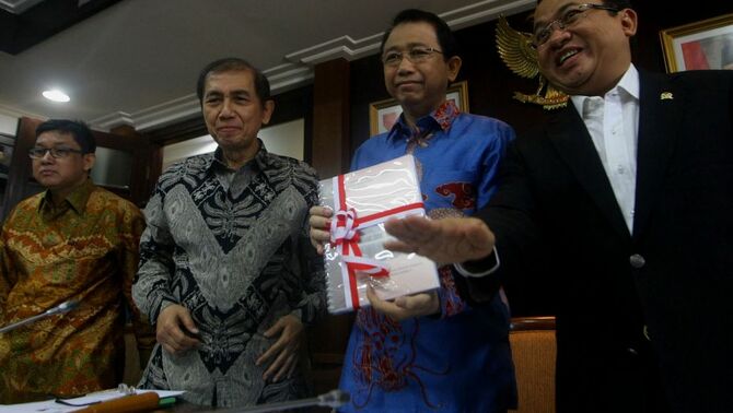 Ketua Badan Pemeriksa Keuangan RI (BPK) Hadi Purnomo (dua kiri) didampingi anggota BPK RI Ali Masykur Musa (kiri) menyerahkan hasil audit investigasi tahap II yang dilakukan oleh BPK, kepada Ketua DPR RI Marzuki Alie (dua kanan) didampingi Wakil ketua DPR RI Priyo Budi Santoso di Gedung Nusantara III DPR RI, Jumat (23/8). Dalam laporan tersebut disebutkan bahwa total kerugian negara dalam kasus proyek Hambalang mencapai sekitar Rp 471 miliar. Nilai sebesar itu ditemukan berdasarkan hasil audit investigasi tahap II yang dilakukan oleh BPK. SP/Joanito De Saojoao.