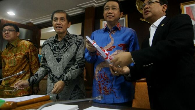 Ketua Badan Pemeriksa Keuangan RI (BPK) Hadi Purnomo (dua kiri) didampingi anggota BPK RI Ali Masykur Musa (kiri) menyerahkan hasil audit investigasi tahap II yang dilakukan oleh BPK, kepada Ketua DPR RI Marzuki Alie (dua kanan) didampingi Wakil ketua DPR RI Priyo Budi Santoso di Gedung Nusantara III DPR RI, Jumat (23/8). Dalam laporan tersebut disebutkan bahwa total kerugian negara dalam kasus proyek Hambalang mencapai sekitar Rp 471 miliar. Nilai sebesar itu ditemukan berdasarkan hasil audit investigasi tahap II yang dilakukan oleh BPK. SP/Joanito De Saojoao.
