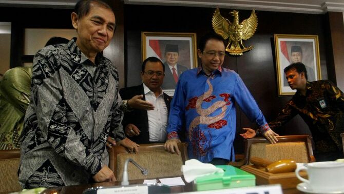 Ketua Badan Pemeriksa Keuangan RI (BPK) Hadi Purnomo (kiri) bersama Ketua DPR RI Marzukie Alie (dua kanan) sebelum menyerahkan hasil audit investigasi tahap II yang dilakukan oleh BPK RI, di Gedung Nusantara III DPR RI, Jumat (23/8). Dalam laporan tersebut disebutkan bahwa total kerugian negara dalam kasus proyek Hambalang mencapai sekitar Rp 471 miliar. Nilai sebesar itu ditemukan berdasarkan hasil audit investigasi tahap II yang dilakukan oleh BPK. SP/Joanito De Saojoao