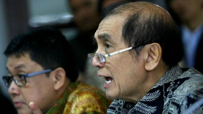Ketua Badan Pemeriksa Keuangan RI (BPK) Hadi Purnomo (kanan) didampingi anggota BPK RI Ali Masykur Musa (kiri) menjelaskan hasil audit investigasi tahap II proyek Hambalang yang dilakukan oleh BPK RI, di Gedung Nusantara III DPR RI, Jumat (23/8). Dalam laporan tersebut disebutkan bahwa total kerugian negara dalam kasus proyek Hambalang mencapai sekitar Rp 471 miliar. Nilai sebesar itu ditemukan berdasarkan hasil audit investigasi tahap II yang dilakukan oleh BPK. SP/Joanito De Saojoao