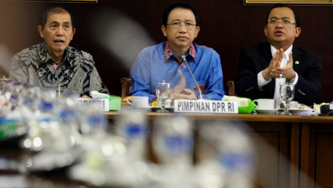 Ketua Badan Pemeriksa Keuangan RI (BPK) Hadi Purnomo (kiri), menjelaskan hasil audit investigasi tahap II proyek Hambalang yang dilakukan oleh BPK, kepada Ketua DPR RI Marzuki Alie (dua kanan) didampingi Wakil ketua DPR RI Priyo Budi Santoso di Gedung Nusantara III DPR RI, Jumat (23/8). Dalam laporan tersebut disebutkan bahwa total kerugian negara dalam kasus proyek Hambalang mencapai sekitar Rp 471 miliar. Nilai sebesar itu ditemukan berdasarkan hasil audit investigasi tahap II yang dilakukan oleh BPK. SP/Joanito De Saojoao