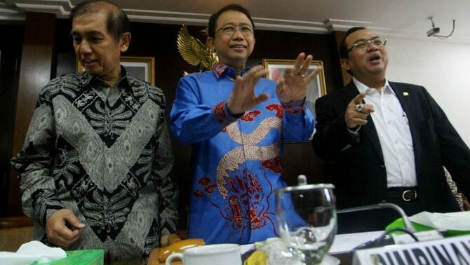 Ketua Badan Pemeriksa Keuangan RI (BPK) Hadi Purnomo (kiri), bersama kepada Ketua DPR RI Marzuki Alie (dua kanan) didampingi Wakil ketua DPR RI Priyo Budi Santoso, saat BPK RI menyerahkan hasil audit investigasi tahap II proyek Hambalang di Gedung Nusantara III DPR RI, Jumat (23/8). Dalam laporan tersebut disebutkan bahwa total kerugian negara dalam kasus proyek Hambalang mencapai sekitar Rp 471 miliar. Nilai sebesar itu ditemukan berdasarkan hasil audit investigasi tahap II yang dilakukan oleh BPK. SP/Joanito De Saojoao