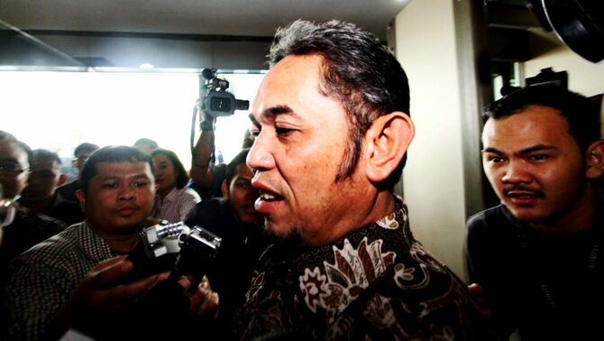 
Direktur Operasional I PT Adhi Karya non aktif Teuku Bagus Mohammad Noor menjawab pertanyaan wartawan setibanya di Gedung KPK, Jakarta, Jumat, (23/8). Teuku Bagus diperiksa sebagai saksi untuk tersangka Anas Urbaningrum. BeritaSatu Photo/SP-Ruht Semiono