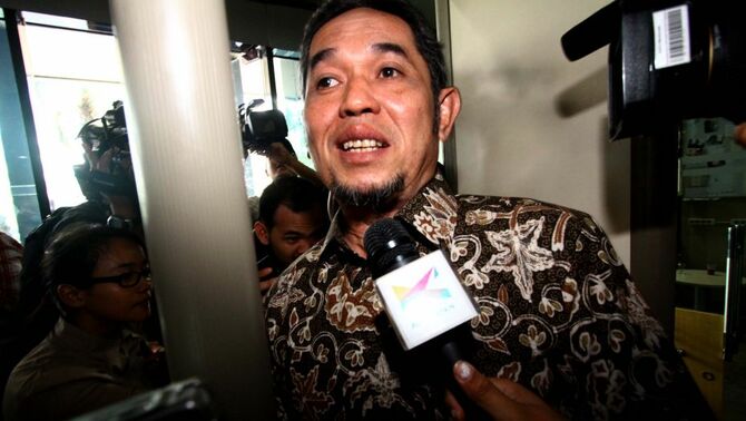 
Direktur Operasional I PT Adhi Karya non aktif Teuku Bagus Mohammad Noor menjawab pertanyaan wartawan setibanya di Gedung KPK, Jakarta, Jumat, (23/8). Teuku Bagus diperiksa sebagai saksi untuk tersangka Anas Urbaningrum. BeritaSatu Photo/SP-Ruht Semiono