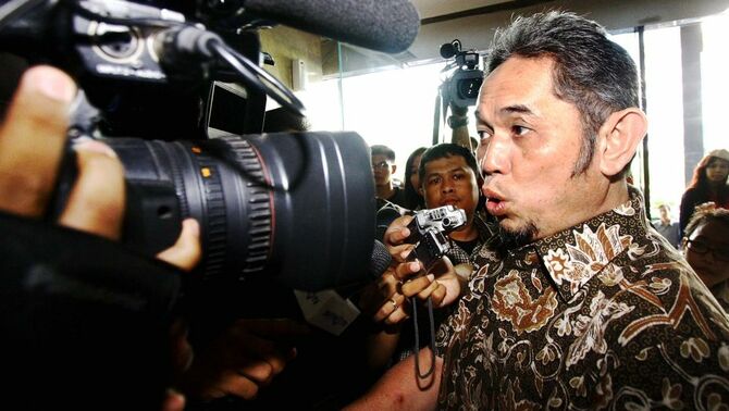 
Direktur Operasional I PT Adhi Karya non aktif Teuku Bagus Mohammad Noor menjawab pertanyaan wartawan setibanya di Gedung KPK, Jakarta, Jumat, (23/8). Teuku Bagus diperiksa sebagai saksi untuk tersangka Anas Urbaningrum. BeritaSatu Photo/SP-Ruht Semiono