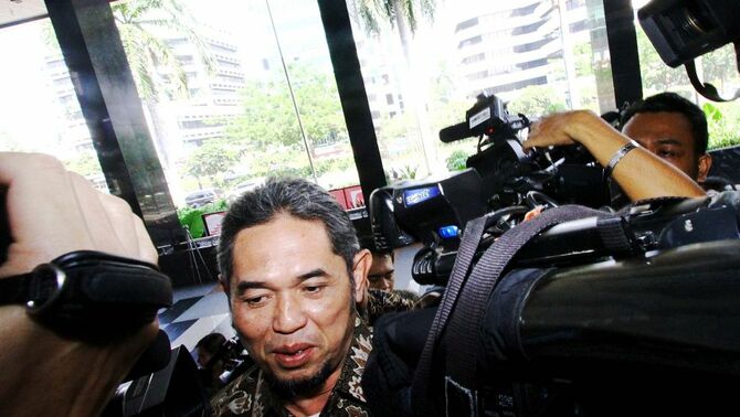 
Direktur Operasional I PT Adhi Karya non aktif Teuku Bagus Mohammad Noor menjawab pertanyaan wartawan setibanya di Gedung KPK, Jakarta, Jumat, (23/8). Teuku Bagus diperiksa sebagai saksi untuk tersangka Anas Urbaningrum. BeritaSatu Photo/SP-Ruht Semiono
