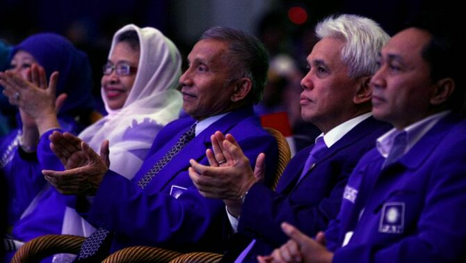 Ketua Umum Partai Amanat Nasional M Hatta Rajasa (tengah) bersama Ketua Majelis Pertimbangan Partai Amanat Nasional Amien Rais (dua kiri) dan Ketua DPP PAN Zulkifli Hasan (kanan) saat menghadiri peringatan HUT ke-15 PAN dan Rakernas II di Jakarta, Jumat (23/8). SP/Joanito De Saojoao
