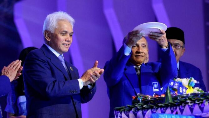 Ketua Umum Partai Amanat Nasional M Hatta Rajasa (kiri) memberikan potongan tumpeng kepada Ketua Majelis Pertimbangan Partai Amanat Nasional Amien Rais, dalam peringatan HUT ke-15 PAN dan Rakernas II di Jakarta, Jumat (23/8). SP/Joanito De Saojoao