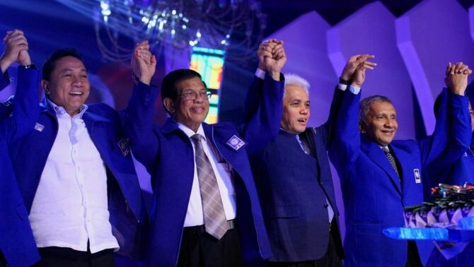Ketua Umum Partai Amanat Nasional M Hatta Rajasa (tengah) bersama Ketua Majelis Pertimbangan Partai Amanat Nasional Amien Rais (kanan), Ketua DPP PAN Zulkifli Hasan (kiri) dan Politisi senior PAN AM Fatwa (dua kiri) dalam peringatan HUT ke-15 PAN dan Rakernas II di Jakarta, Jumat (23/8). SP/Joanito De Saojoao
