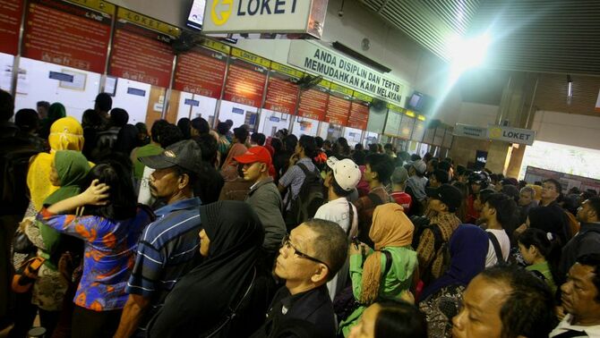 Ratusan calon penumpang kereta api mengantre untuk membeli Tiket Harian Berjamin (THB) di stasiun Tanah Abang, Jakarta Pusat (23/08). SP/Joanito De Saojoao.
