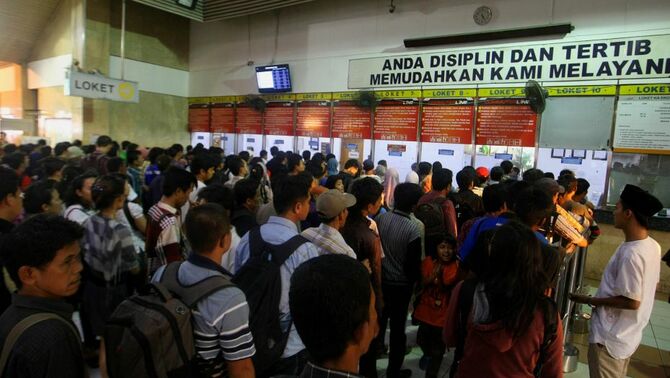 Ratusan calon penumpang kereta api mengantre untuk membeli Tiket Harian Berjamin (THB) di stasiun Tanah Abang, Jakarta Pusat (23/08). SP/Joanito De Saojoao.