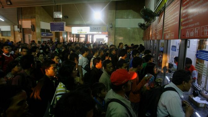 Ratusan calon penumpang kereta api mengantre untuk membeli Tiket Harian Berjamin (THB) di stasiun Tanah Abang, Jakarta Pusat (23/08). SP/Joanito De Saojoao.