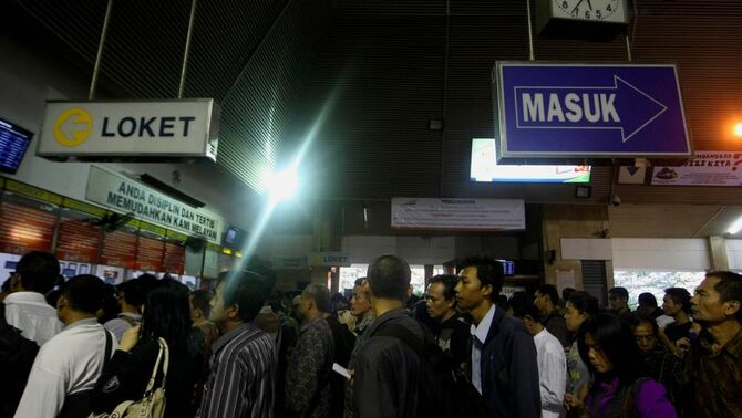 Ratusan calon penumpang kereta api mengantre untuk membeli Tiket Harian Berjamin (THB) di stasiun Tanah Abang, Jakarta Pusat (23/08). SP/Joanito De Saojoao.