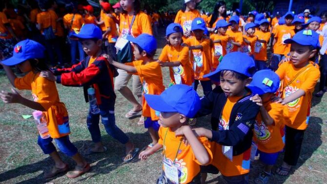 Sejumlah anak-anak mengikuti kegiatan Jambore Sahabat Anak 2013 di bumi perkemahan Ragunan, Jakarta Selatan, Sabtu (24/8). Sebanyak 1000 anak kaum marjinal berkumpul dibawah bimbingan 500 sukarelawan dalam acara Jambore Sahabat Anak 2013 dengan tema KADO (Karya Anak Indonesia): 