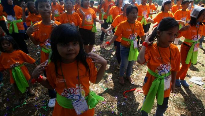 Sejumlah anak-anak mengikuti workshop dalam kegiatan Jambore Sahabat Anak 2013 di bumi perkemahan Ragunan, Jakarta Selatan, Sabtu (24/8). Sebanyak 1000 anak kaum marjinal berkumpul dibawah bimbingan 500 sukarelawan dalam acara Jambore Sahabat Anak 2013 dengan tema KADO (Karya Anak Indonesia): 