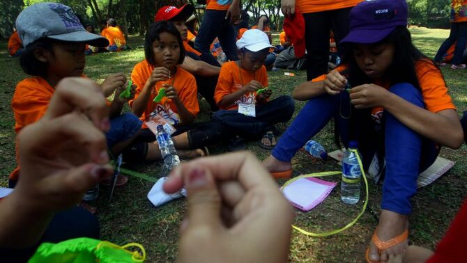 Sejumlah anak-anak mengikuti workshop dalam kegiatan Jambore Sahabat Anak 2013 di bumi perkemahan Ragunan, Jakarta Selatan, Sabtu (24/8). Sebanyak 1000 anak kaum marjinal berkumpul dibawah bimbingan 500 sukarelawan dalam acara Jambore Sahabat Anak 2013 dengan tema KADO (Karya Anak Indonesia): 