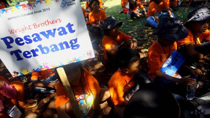 Sejumlah anak-anak mengikuti workshop dalam kegiatan Jambore Sahabat Anak 2013 di bumi perkemahan Ragunan, Jakarta Selatan, Sabtu (24/8). Sebanyak 1000 anak kaum marjinal berkumpul dibawah bimbingan 500 sukarelawan dalam acara Jambore Sahabat Anak 2013 dengan tema KADO (Karya Anak Indonesia): 