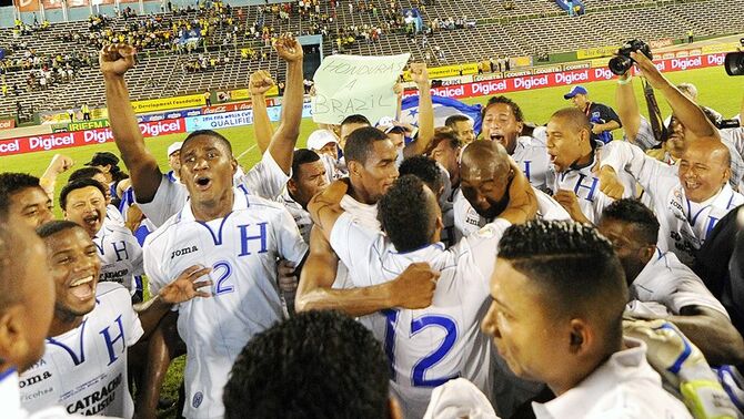 Selebrasi para pemain Honduras dalam babak kualifikasi FIFA World Cup 2014 setelah bertanding dengan hasil draw melawan Jamaica 2-2 di stadion National, Kingston, Jamaika, Selasa (15/10).