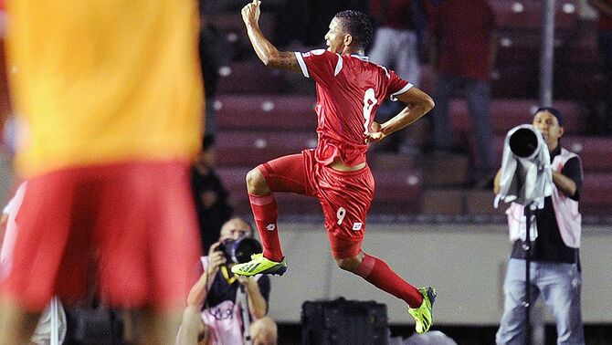 Selebrasi pemain Panama, Gabriel Torres setelah merobejk gawang Amerika Serikat pada pertandingan kualifikasi FIFA World Cup 2014 Concacaf di stadion Rommel Fernandez, Panama, Selasa (15/10). Amerika unggul tipis 3-2 atas Panama dalam pertandingan tersebut.